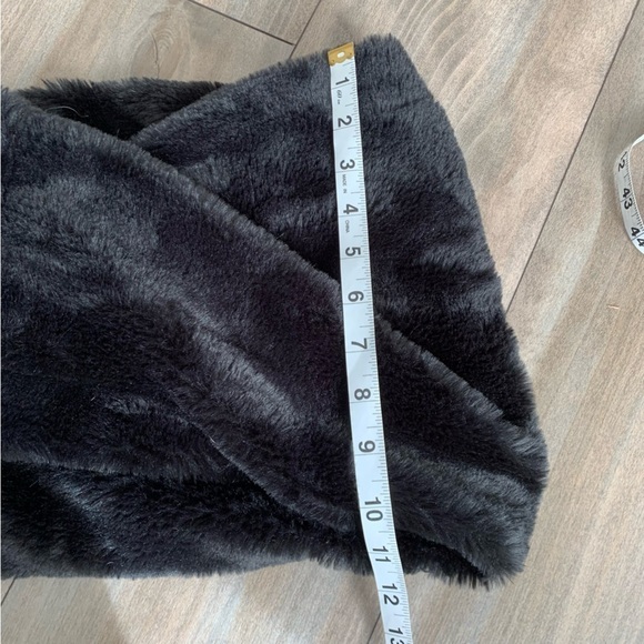NWT American Eagle faux fur scarf black one size - Picture 3 of 5